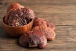 zdjęcie pokazuje jak wyglądają grzyby reishi