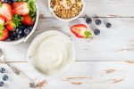 Jogurt, kefir, maślanka, kiszonki oraz różnorodność owoców i warzyw wpływa na mikrobiotę.