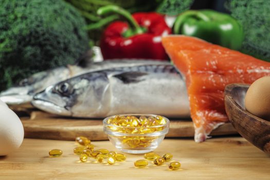 Kwasy omega-3 można pozyskiwać z suplementów diety i jedząc tłuste ryby morskie