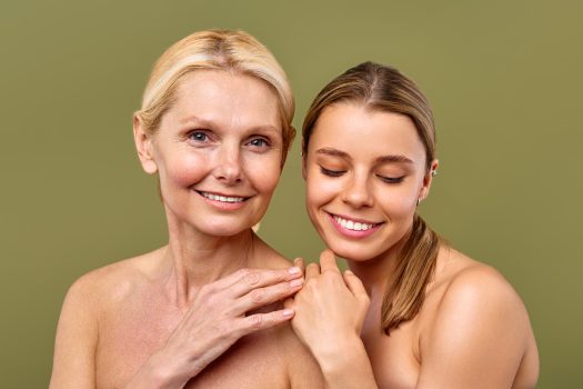 Kobiety stosują witaminę E na skórę