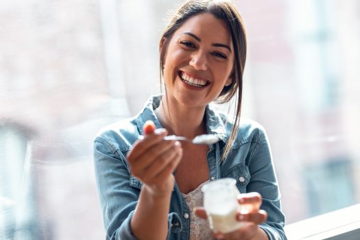 fermentowane produkty mleczne zawierają bakterie kwasu mlekowego wspierające pracę przewodu pokarmowego