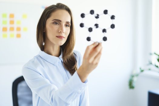 Peptydy kolagenowe alt txt: Kobieta trzyma model strukturalny – peptydy kolagenowe