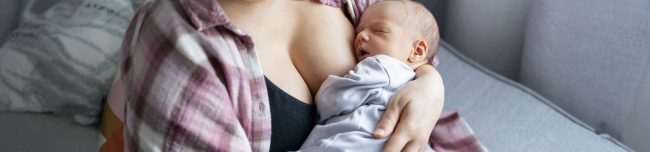 Kobieta karmi piersią niemowlę