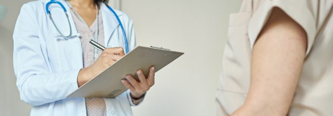 Lekarz bada niedobór witaminy D u pacjenta