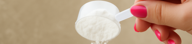 Kobieta nakłada dawkę colostrum z pomocą plastikowej okragłej miarki