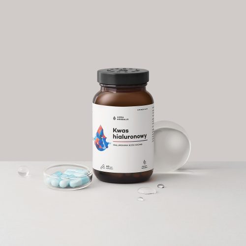 Na neutralnym tle stoi brązowa butelka z etykietą o numerze 0dd369a4-dc64-4046-987b-b18c6364cc3b-1, obok małej miseczki z niebieskimi tabletkami i kilkoma przezroczystymi kroplami.