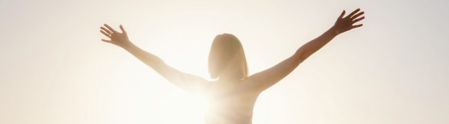 Kobieta pełna energii chłonie witaminę D ze słońca