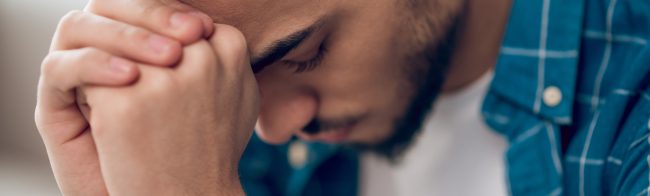 Mężczyzna ma psychiczne objawy niedoboru witaminy D - zmęczenie psychiczne, smutek, bezsenność