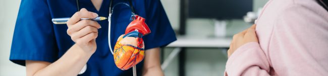 Lekarz tłumaczy pacjentowi wpływ witaminy D na cholesterol