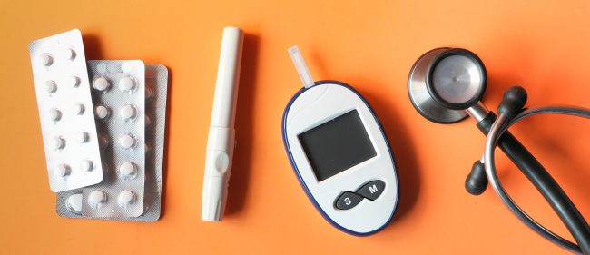 Tabletki na cukrzycę, suplement z witaminą D, glukometr i stetoskop