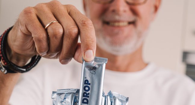 mężczyzna z osteoporozą suplementuje hydrolizowany kolagen w saszetkach