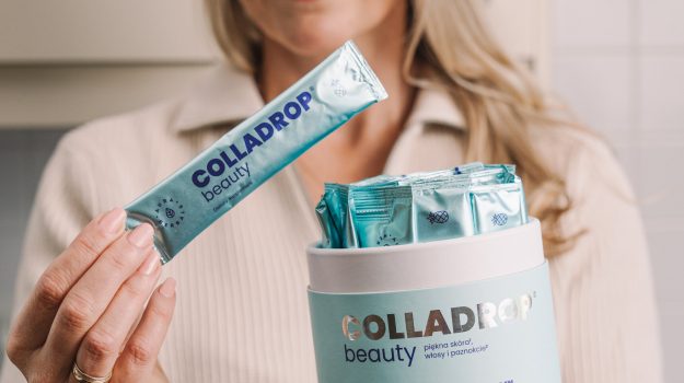 Kobieta przyjmuje hydrolizowany kolagen z kwasem hialuronowym w suplemencie diety Colladrop od Aura Herbals