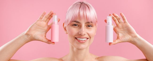 Kobieta stosuje kosmetyki: serum z retinolem i krem z kolagenem