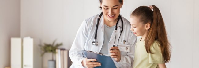 Lekarz tłumaczy dziecku przyczyny niskiego żelaza