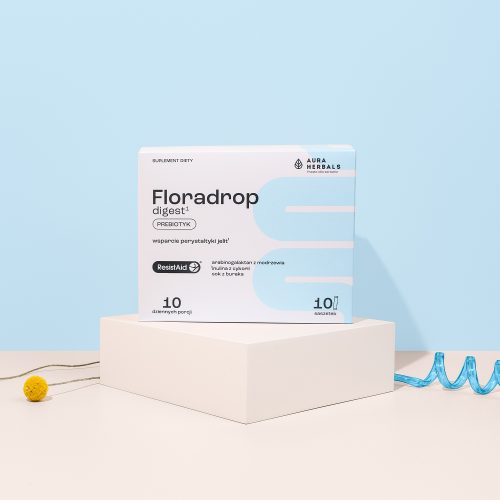 Na białej platformie na jasnoniebieskim tle widnieje opakowanie produktu „Floradrop – digest – prebiotyk – saszetki – 10 szt._poziom”.