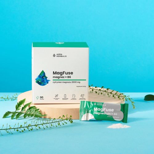 MagFuse_magnez__b6_30 szt._lifestyle_1500x1500_2 – na niebieskim tle z zielonymi liśćmi widoczne są opakowanie i saszetka z suplementem magnezu i witaminy B6 w proszku, a obok saszetki znajduje się niewielka kupka proszku.