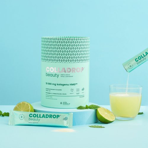 Pojemnik na suplementy i saszetki marki Colladrop Beauty (colladrop-beauty-mohito-HMG-saszetki-2_1500x1500), wraz z kieliszkiem żółtego napoju z połówkami limonki i listkami mięty, ułożone na jasnoniebieskim tle.