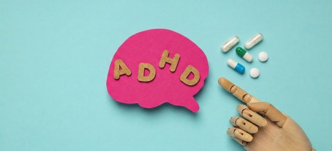 Wizualizacja: Mózg z napisem ADHD i suplementy diety dookoła
