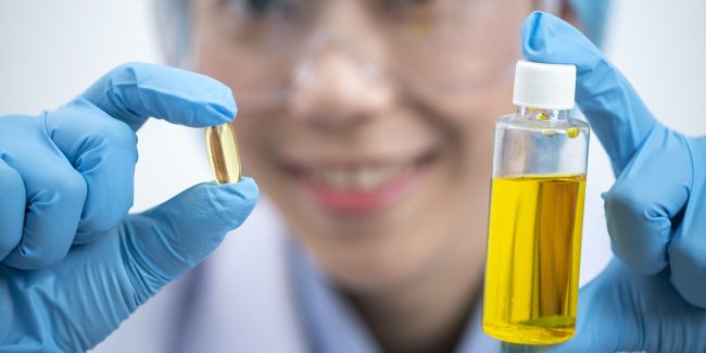 Laborantka bada wskaźnik TOTOX w suplemencie diety z kwasami omega-3