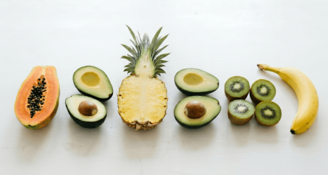 Produkty naturalnie bogate w enzymy trawienne: ananas, papaja, kiwi, banan, awokado