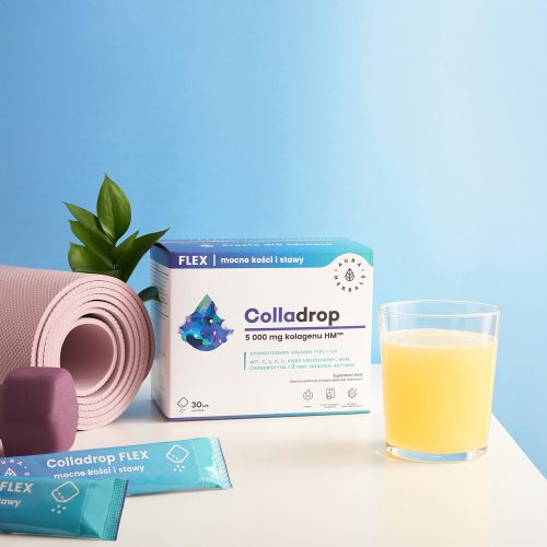 Na białej powierzchni na niebieskim tle leżą: mata do jogi, sześciokątny hantel, roślina, opakowanie produktu „Colladrop-Flex-kolagen-morski-5000-mg-proszek-saszetki-30-szt” wraz z saszetkami oraz szklanka żółtego napoju.