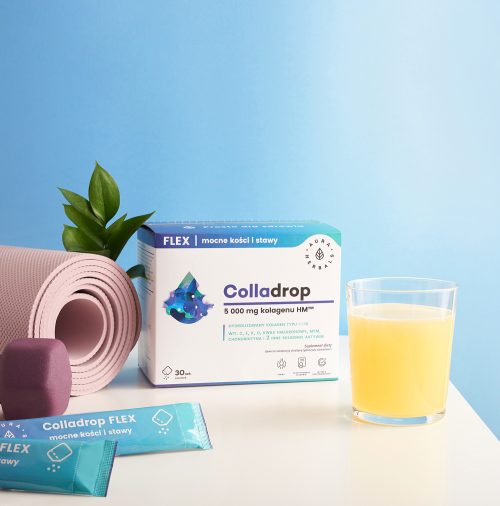 Na białej powierzchni na niebieskim tle leżą: mata do jogi, sześciokątny hantel, roślina, opakowanie produktu „Colladrop-Flex-kolagen-morski-5000-mg-proszek-saszetki-30-szt” wraz z saszetkami oraz szklanka żółtego napoju.