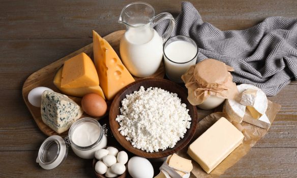 W diecie wapń znajdziemy w produktach takich jak nasiona maku, twarde sery podpuszczkowe, takie jak parmezan czy tradycyjny ser żółty, oraz nasiona sezamu i chia, mleko i jego przetwory