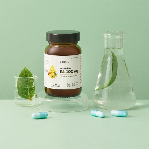 Oto poprawione zdanie z wykorzystaniem podanych danych o produkcie: Butelka z napisem „Witamina-B1-100-mg-tiamina-kapsułki-60-szt_1” stoi pomiędzy małą szklanką z liściem, kolbą z wodą z liściem oraz dwiema niebieskimi kapsułkami na jasnozielonym tle.