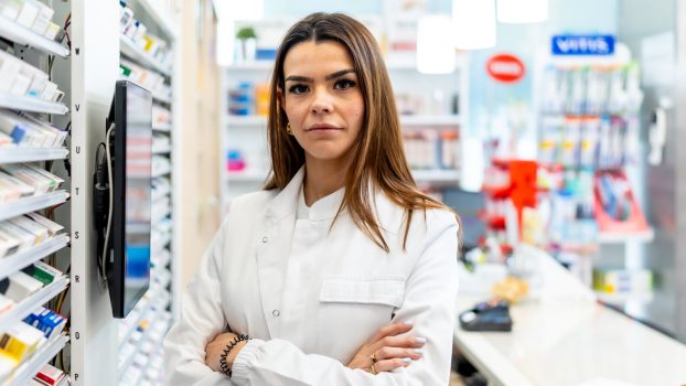 Magister farmacji w aptece podczas pracy