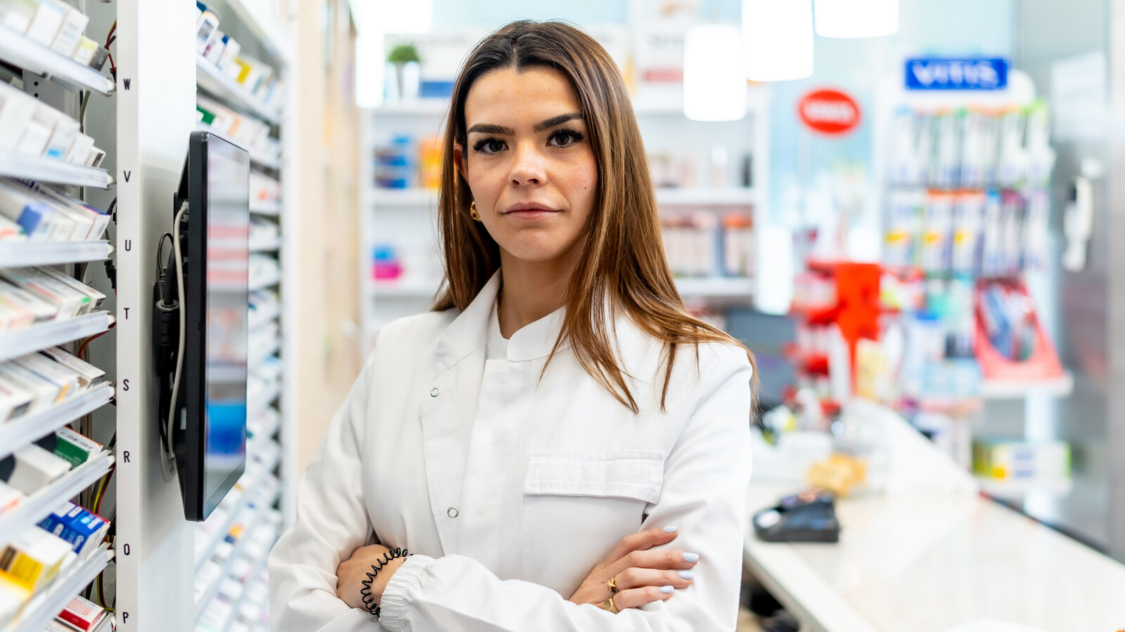 Magister farmacji w aptece podczas pracy