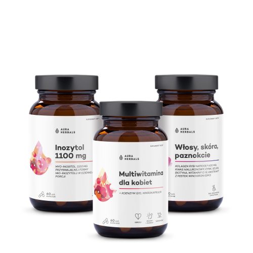Trzy brązowe butelki z suplementami, opatrzone polskimi etykietami i oznaczone logo marki Aura Herbals, pochodzące z zestawu „zestaw-dla-niej-2000x2000 (1)”, są ułożone blisko siebie na białym tle.